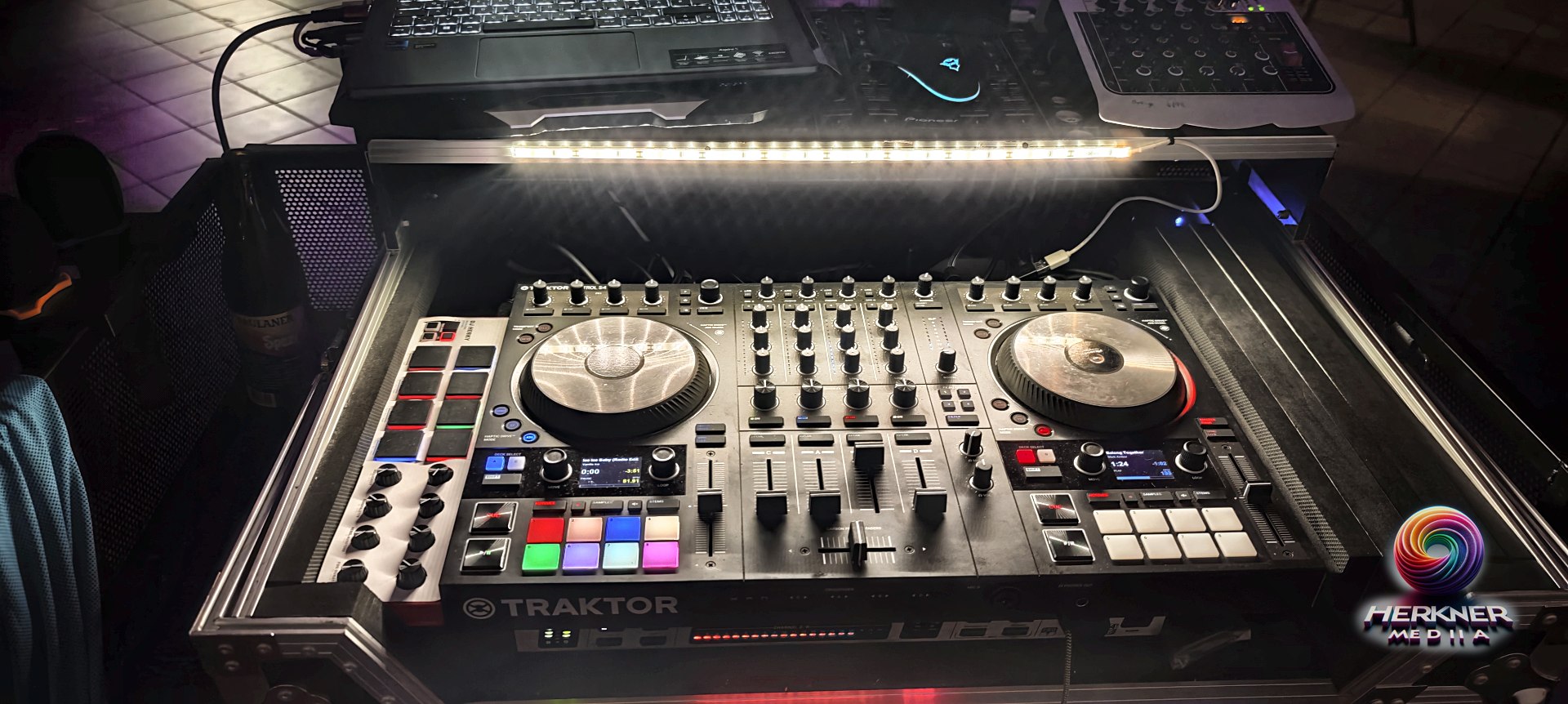 DJ-Controller mit RGB-Beleuchtung im Detail