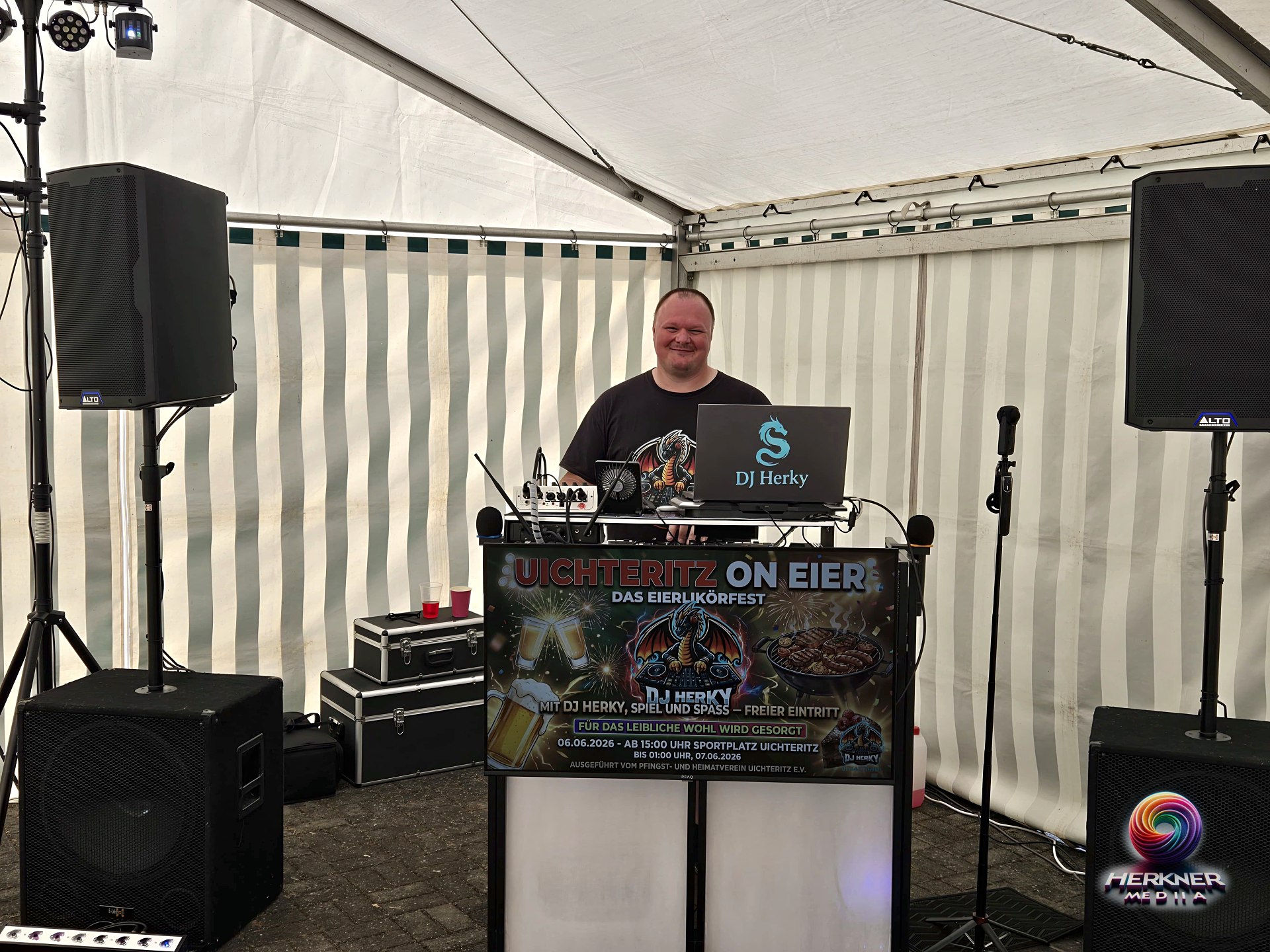 DJ Herky am Pult bei einer Zeltparty