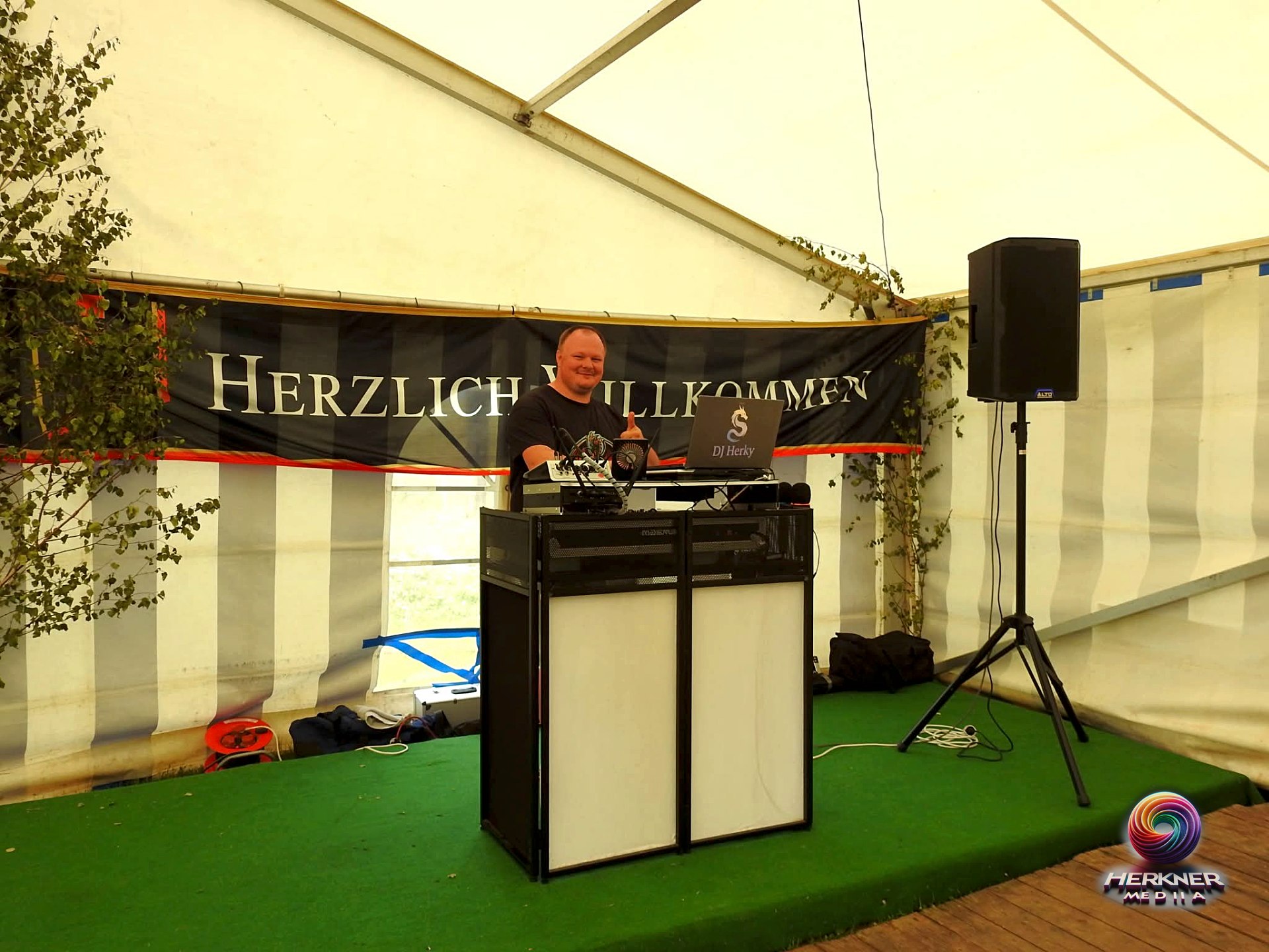 DJ-Pult im Festzelt mit Herzlich-Willkommen-Banner