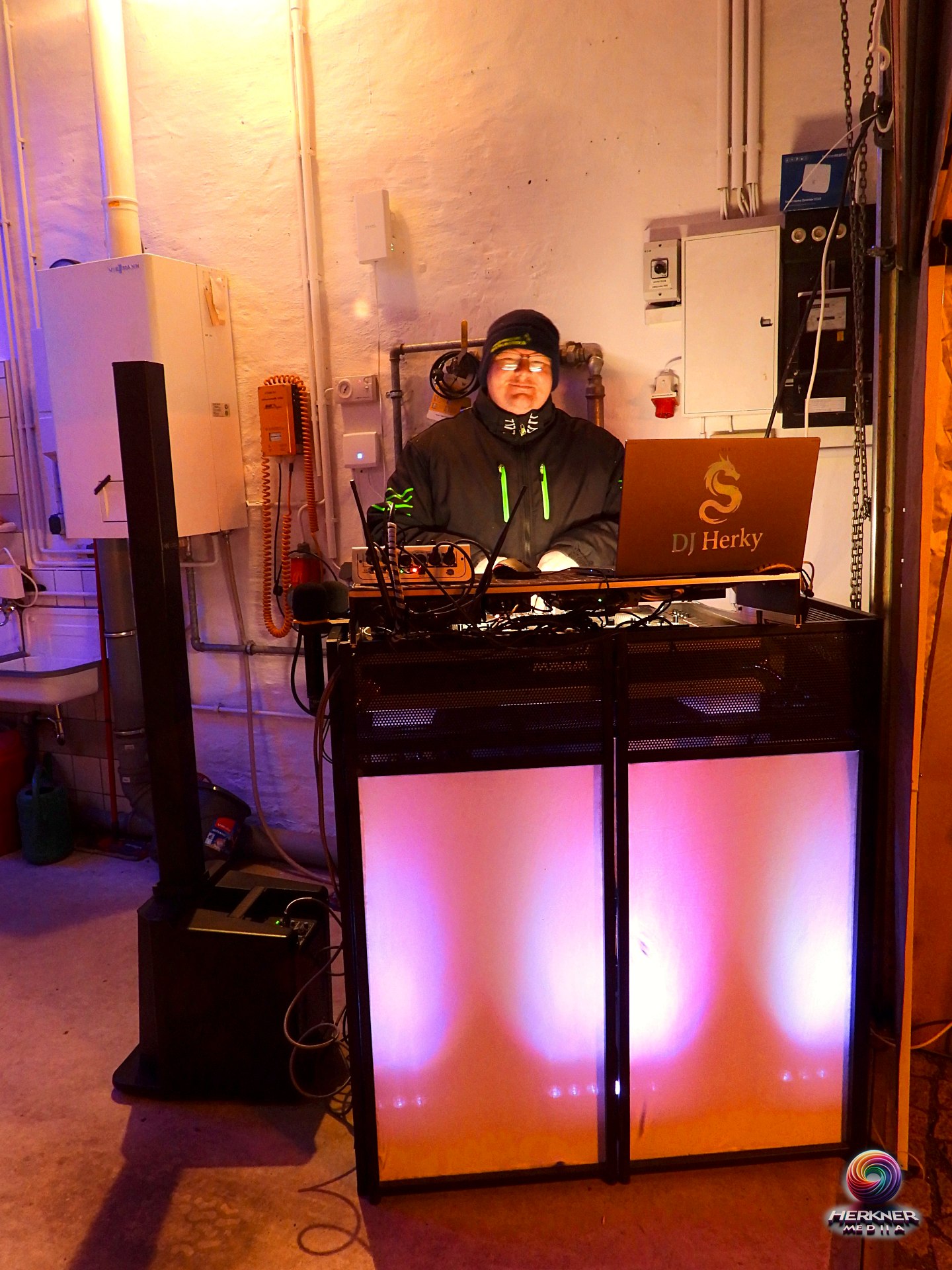Beleuchtetes DJ-Pult bei Nacht