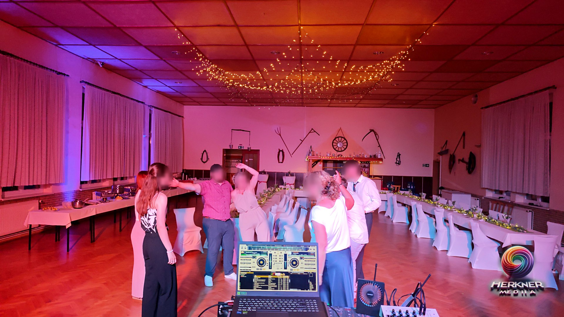 Brautpaar und Gäste tanzen auf der Hochzeit