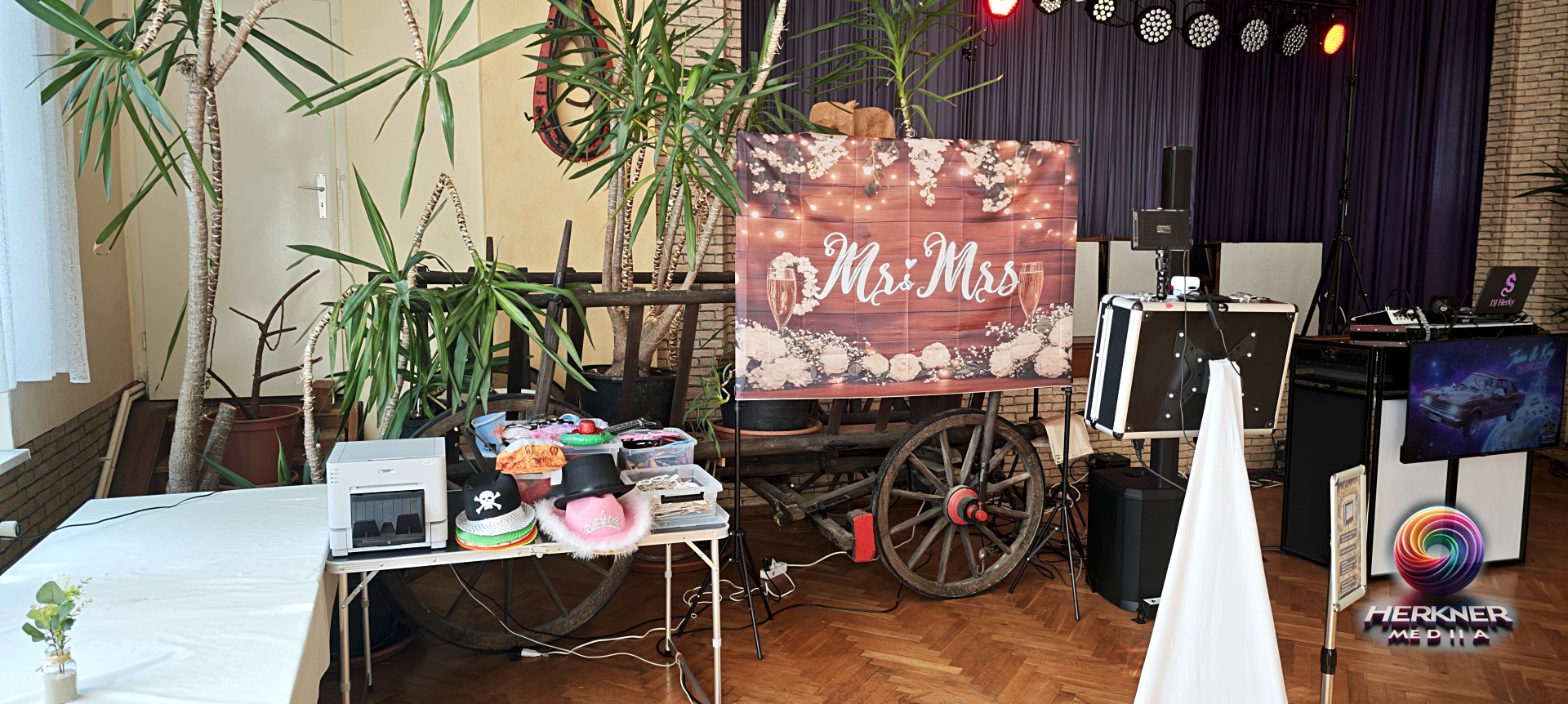 Candybar-Wagen mit Mr & Mrs Schild auf einer Hochzeit