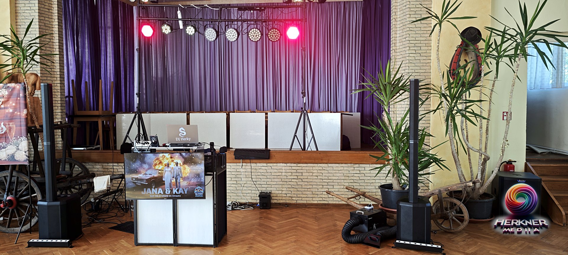 DJ-Setup mit Lichtshow im Hochzeitssaal