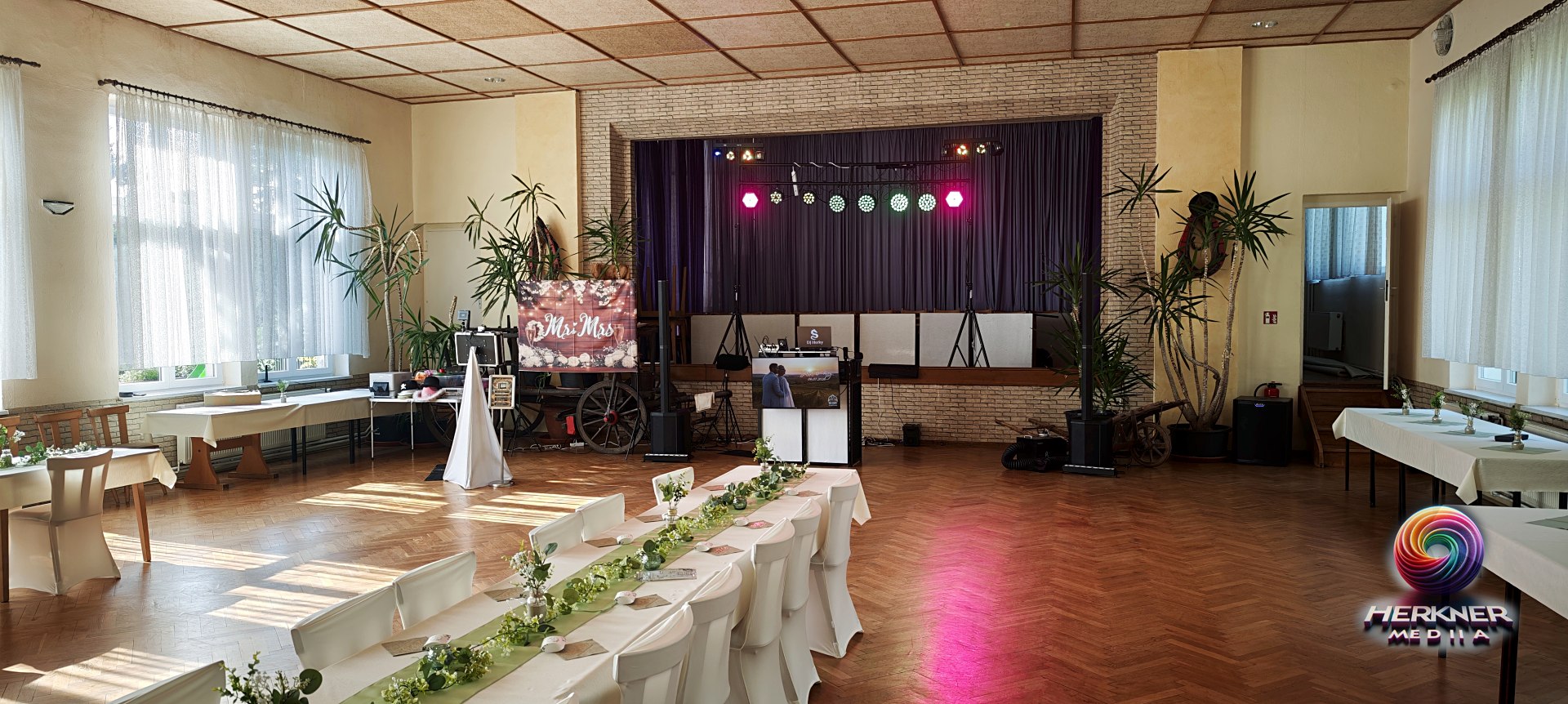 Festlich eingedeckter Hochzeitssaal mit Lichterketten – DJ Herky 2026