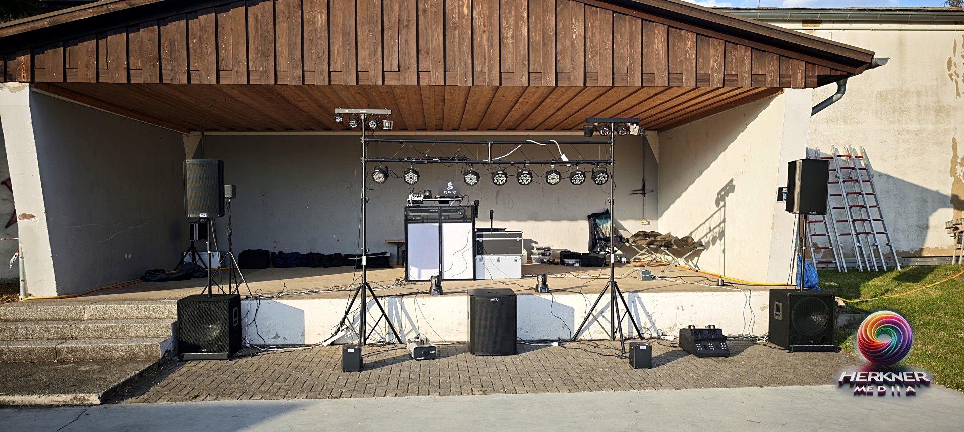 Open-Air-Bühne mit Technik-Aufbau